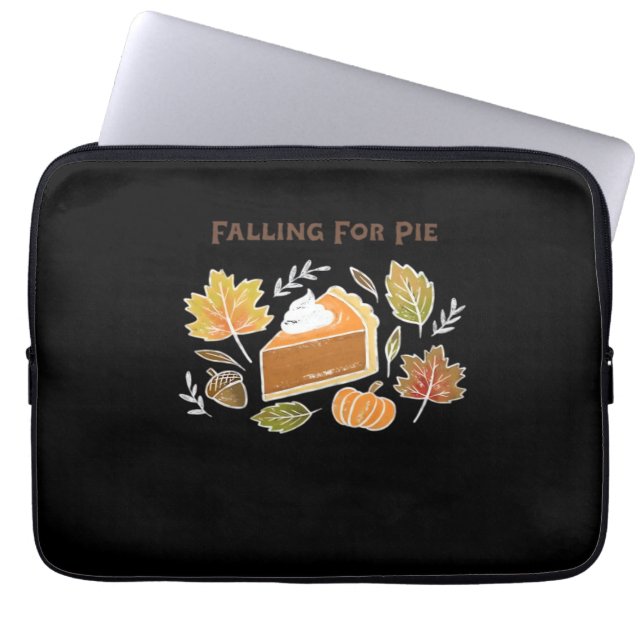 Falling for Pie – Gezellig Herfst Pompoen Pie Desi Laptop Sleeve (Voorkant)