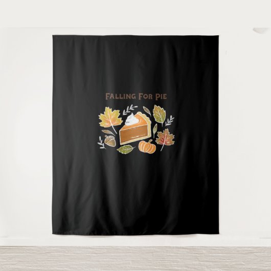 Falling for Pie – Gezellig Herfst Pompoen Pie Desi Wandkleed (Voorkant)