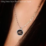 Falling Petals Zilver Vergulden Ketting<br><div class="desc">Deze grafische foto,  vertegenwoordigt het vallen,  bloempitten,  getoond in,  perachy-roze,  kleuren-verbeterd met getextureerd,  beeldvormend.</div>
