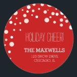 Falling Snow Holiday Cheer Rode adresetiketten Ronde Sticker<br><div class="desc">Deze prachtige aangepaste adresetiketten zullen er prachtig uitzien op al uw vakantie-correspondentie. Sluit de achterkant van de enveloppen van al uw kerstkaarten en groeten af met deze vrolijke en felrode stickers met vallende sneeuwval en vakantiewensen in modern lettertype.</div>