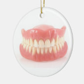 FALSE TEETH VOOR DE BOVEN VAN DE HILL CHRISTMAS KERAMISCH ORNAMENT (Links)