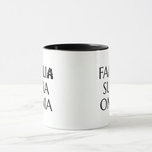 Familia supra omnia - Latijns citaat Mok (Midden)