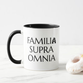 Familia supra omnia - Latijns citaat Mok