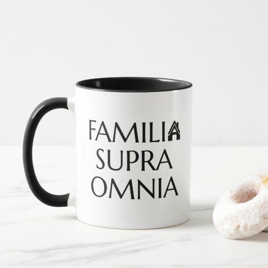 Familia supra omnia - Latijns citaat Mok (Met donut)