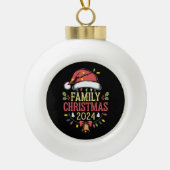 Familie 2024 Kerstmis Matching Outfits Team Santa Keramische Bal Ornament (Voorkant)