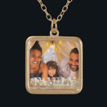 *~* FAMILIE AP42 Foto Pic Afbeelding Gold Glitter Goud Vergulden Ketting<br><div class="desc">SQUARE GOLD-KETTING - GLITTER en White Block Letters (zoekid AP42 voor vergelijkbare design op verschillende producten ) * Energetisch verbeterde herinneringen geheugenfamilie Keepomwille. Upload je afbeelding. Op dit ogenblik leest de tekst "FAMILIE"Een tekstgebied is beschikbaar. Pas de tekenkleur, de tekengrootte van het lettertype en de locatie van de tekst aan....</div>