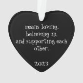 "Familie betekent" Hart Ornament 2023 (achterkant)