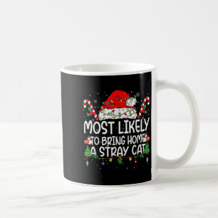 Familie bijpassende kerstkaarten brengen waarschij koffiemok