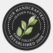 Familie Boerderij Label met kruidenbladeren op zwa (Voorkant)