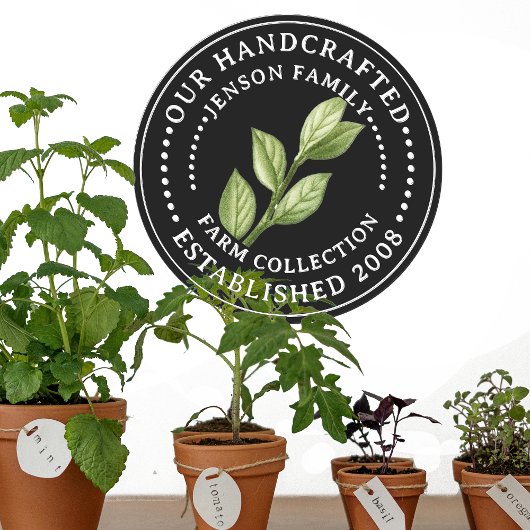 Familie Boerderij Label met kruidenbladeren op zwa