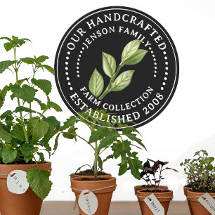 Familie Boerderij Label met kruidenbladeren op zwa