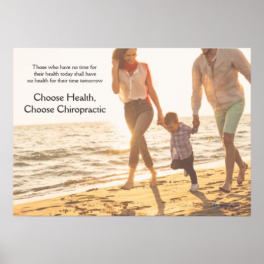 Familie die langs beach chiropractic Poster loopt (Voorkant)