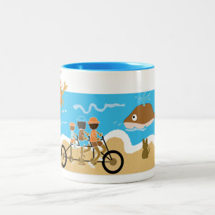 familie die op het strand fietst om de walvis te z tweekleurige koffiemok