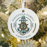 Familie Feestdagen Beach House Christmas Metalen Ornament<br><div class="desc">Schattige,  modern en gepersonaliseerd nautisch thema met een anker,  een bootwiel en een touw met moderne typografie. Voeg je familienaam en het jaar van je verblijf toe om van dit gezin of team een aandenken te maken door op de knop "Personaliseren" te klikken.</div>