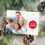 FAMILIE FOTO feestelijke kerst groet bauble rood Feestdagenkaart<br><div class="desc">door kat massard >>> WWW.SIMPLYSWEETPAPERIE.COM <<< Een super leuke kaart ontwerp met de quote "TIS THE SEASON" in vet rode bauble vorm. En plaats uw favoriete foto's (Bewerken om uw foto's op te slaan als een vierkante vorm, voordat u ze uploadt om ervoor te zorgen dat ze perfect in de...</div>