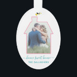 Familie Foto House Shape Housewarming Weddenschap  Ornament<br><div class="desc">Dit schattige, persoonlijke ontwerp is perfect voor een trouwcadeau, een huisverwarming, of elke gelegenheid wanneer je je gezin en je nieuwe thuis wilt vieren. Upload uw verticale foto en het zal automatisch het huis-vormige lijst vullen. Voeg hieronder jouw tekst toe (er staat op dit moment "thuiszoet thuis" met ruimte voor...</div>