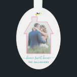 Familie Foto House Shape Housewarming Weddenschap  Ornament<br><div class="desc">Dit schattige, persoonlijke ontwerp is perfect voor een trouwcadeau, een huisverwarming, of elke gelegenheid wanneer je je gezin en je nieuwe thuis wilt vieren. Upload uw verticale foto en het zal automatisch het huis-vormige lijst vullen. Voeg hieronder jouw tekst toe (er staat op dit moment "thuiszoet thuis" met ruimte voor...</div>