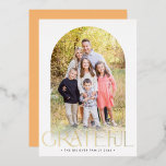 FAMILIE FOTO minimale boog DANKBAAR goud Folie Feestdagenkaart<br><div class="desc">door kat massard >> WWW.SIMPLYSWEETPAPERIE.COM <<<< An on trend card design met de prijsopgave "GRATEFUL" in glanzende folie,  met een gecombineerde boogvormgeving voor uw favoriete foto. Neem contact met mij op als u hulp nodig hebt om uw foto perfect te laten passen - kat@simplysweetpaperie.com</div>