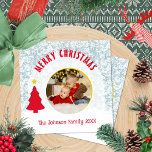 Familie Foto Modern Kerstmis Feestdagenkaart<br><div class="desc">Het vrolijke ontwerp is voorzien van een cirkelvormige foto omlijst door een gele rand en een rode kerstboom. Verkrijgbaar als gedrukt artikel of digitaal bestand! U kunt eenvoudig de familienaam, het jaar, het bericht bijwerken en zelfs de lettertypen en kleuren aanpassen aan uw stijl, waardoor een aanspreekfoto voor het gezin...</div>