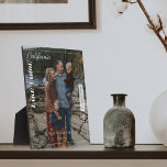 Familie Foto Modern Tijdschrift Reis Aandenken Fotoplaat<br><div class="desc">Heb je een speciale reis, familieavontuur of onvergetelijke reisbestemming ondernomen? Onze onvergetelijke familie fotoreis-herinneringsposter is perfect om je speciale reis vast te leggen en in je huis te tonen om altijd te onthouden. Modern en minimaal ontwerp met vette typografie maakt het tot een onvergetelijke familie reis foto-herinnering. Personaliseer met je...</div>