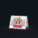 FAMILIE FOTO moderne minimale geometrische rood ro Feestdagen Kaart<br><div class="desc">door kat massard >>> WWW.SIMPLYSWEETPAPERIE.COM<<< An elegant card design featuring quote that you can change yourself! White geometric border on the backside, giving you the opportunity to handwrite a personal message or place a full portrait photo. NOTE >> Neem contact met me op kat@simplysweetpaperie.com als je hulp nodig hebt om...</div>