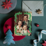 Familie Foto Pine Bird Lijst Kerst Feestdagenkaart<br><div class="desc">Een  familie foto kerst wenskaart sjabloon met een dennen lijst versierd met een rode specht vogel. U kunt de tekst eenvoudig aanpassen en de foto vervangen door uw eigen foto.</div>