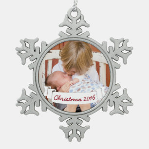 Familie Foto Wit Lint Banner Rood Script Tin Sneeuwvlok Ornament