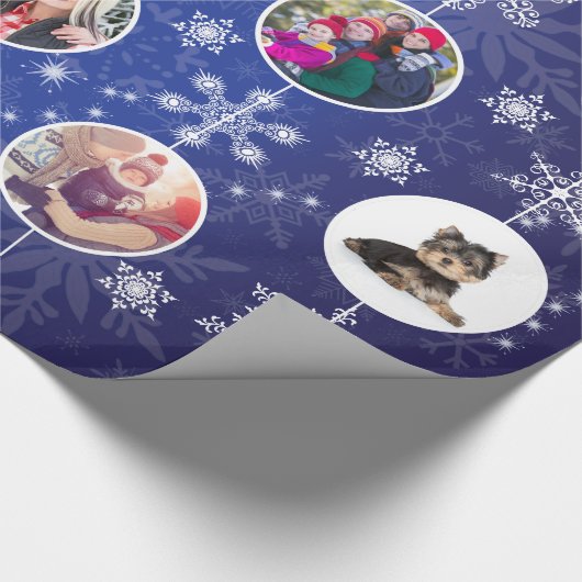 Familie Foto's met Kerstmis Snowflakes Cobalt Blue Cadeaupapier (Hoek)