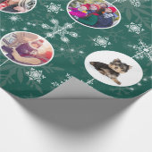 Familie Foto's met Kerstmis Snowflakes Elegant Gre Cadeaupapier (Hoek)