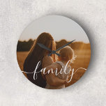 Familie kalligrafie foto grote klok<br><div class="desc">Onze gepersonaliseerde klok is met precisie en zorg vervaardigd en heeft een strak en verfijnd ontwerp. De wijzerplaat is versierd met een prachtig handgeschreven script,  waarbij het woord "Family" centraal staat. Dit handgeschreven script geeft een gevoel van persoonlijke aanraking en warmte,  waarbij het belang van familiebanden wordt benadrukt.</div>