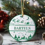 Familie Keepsake Santa met Sleigh Custom Christmas Keramisch Ornament<br><div class="desc">Voeg dit jaar een leuk en klassiek tintje toe aan je boompje met een gepersonaliseerd ornament dat generaties lang kan worden doorgegeven. Het traditionele groen-witte ontwerp beschikt over een gezellig huis omgeven door pijnbomen terwijl de kerstman en zijn rendieren overvliegen in de nachtelijke hemel. Maakt een geweldig geschenk dat kan...</div>