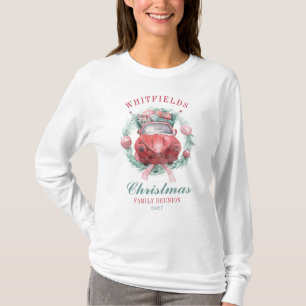 Familie kerstmis met rode auto die op vakantie is t-shirt