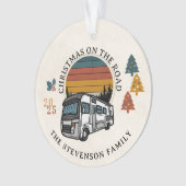 Familie Kerstmis op de weg RV Ornament (voorkant)