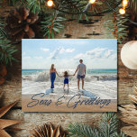 Familie Kust Strand Foto Kerstmis Feestdagenkaart<br><div class="desc">Verspreid dit seizoen de kustjuichen met ons Family Coastal Beach Photo Christmas Holiday Briefkaart, met een grillig "Zeeen en groeten" -ontwerp! Dit briefkaart is ideaal om uw favoriete strandfoto van uw familie te laten zien en vangt de relaxte vreugde van een kustkerst met zijn luchtige, op de oceaan geïnspireerde stijl....</div>