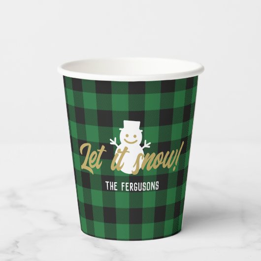 Familie laat het kerstgroene buffelbord sneeuwen papieren bekers (Achterkant)