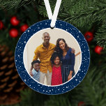 Familie Merry and Bright Modern Navy Stars Foto Ornament<br><div class="desc">Het eenvoudige en moderne design voor kerstversiering met foto's is voorzien van een rond afbeelding dat is omgeven door een patroon van dubbellichten en sterren. De rug van het ornament omvat "Merry en Bright"in elegante manuscripttekst met douanetekst voor het jaar. De feestelijke en rijke marine/middernacht blauwe gekleurde achtergrond kan worden...</div>