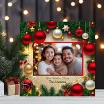 Familie met kerstfeest tegeltje<br><div class="desc">Geef een geliefde het geschenk van voor altijd met deze prachtige keramische tegel met een rode, groene en gouden achtergrond en voeg je eigen foto en tekst toe aan het ontwerp</div>