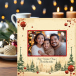 Familie met kerstfeest tegeltje<br><div class="desc">Geef een geliefde het geschenk van voor altijd met deze prachtige keramische tegel met een rode, groene en crème schilderachtig winterachtergrond en voeg je eigen foto en tekst toe aan het ontwerp</div>