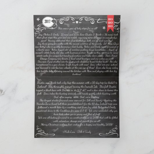 Familie met kerstfeestjes en krijt feestdagen kaart (Binnen)