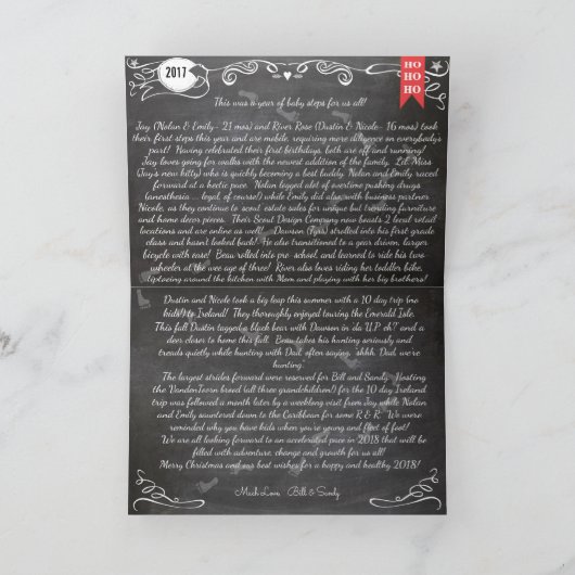 Familie met kerstfeestjes en krijt feestdagen kaart (Binnen)