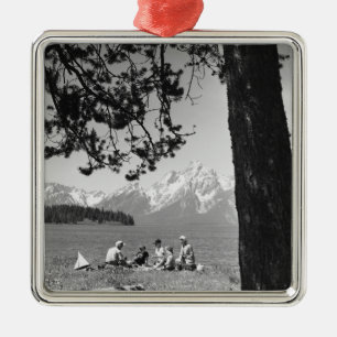Familie met picknick voor meerbergen metalen ornament