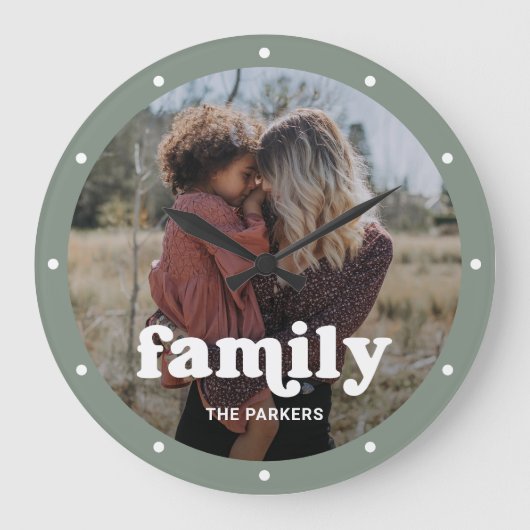Familie | Modern script met foto Sage Green Grote Klok (Voorkant)