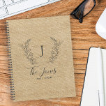 Familie monogram embleem rustiek gepersonaliseerd  planner<br><div class="desc">Eigen monogram. familienaam en gevestigde jaarslandachtige kerkboerenstijl ochre beige burlap planner.       Een modern keepascadeau voor bruiloften,  verjaardagen,  woonwoningen,  Thanksgiving,  Kerstmis of andere gelegenheden.</div>