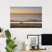 Familie op het strand bij zonsonderend poster (Thuiskantoor)