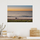 Familie op het strand bij zonsonderend poster (Keuken)