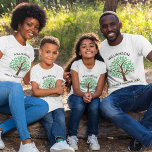 Familie reünie boom schattige aangepaste matching t-shirt<br><div class="desc">Pas deze schattige bijpassende boom t-shirts aan voor uw volgende familiereünie. Personaliseer met de achternaam van uw familie boven de groene bladeren met het evenement en het jaar onder de natuur tekening.</div>