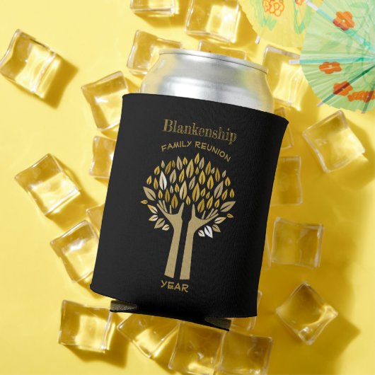 Familie reünie heeft handen omhoog bomen verlaten  blikjeskoeler (Insitu Zomer)