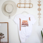 Familie reunion Camping Road Trip | Retro Boho T-shirt<br><div class="desc">Met zeven strepen en retro-typografie in een trendy, moderne lay-out. Verander de Naam van de Familie om het uw eigen douaneontwerp te maken. Dit ontwerp zal nooit uit stijl verdwijnen. Ideaal voor familiefoto's, reünpartijen, wegreizen en nog veel meer. Warm, tinten zoals room, stoffig roos en verbrand sinaasappel nemen de scène...</div>