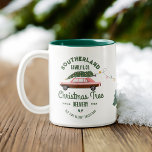 Familie roze vintage auto kerstboom levering tweekleurige koffiemok<br><div class="desc">De vreugde van het kerstverleden nieuw leven inblazen! Vervoer terug in de tijd met deze leuke familietraditie gepersonaliseerde roze vintage auto kerstboom levering mok. Kerstverlichting hangt aan de kerstboom en wikkelt zich rond de mok met kerstbomen. Voeg een extra hap nostalgie toe aan uw vakantie ochtenden met onze gepersonaliseerde kerst...</div>