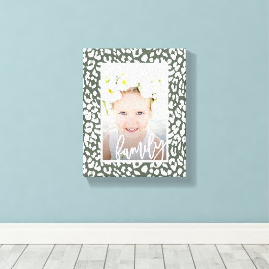 Familie Script Sage Groene Leopard Print Foto (Insitu (Houten vloer))